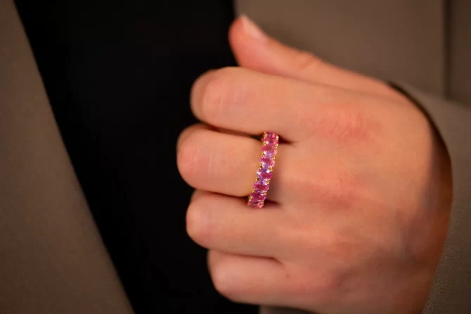 Anello fede con zaffiri e diamanti rosa foto 3