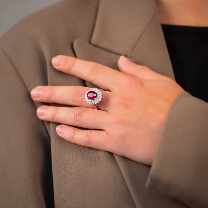 ANELLO MARGHERTIA CON RUBINO E CONTORNO DI DIAMANTI