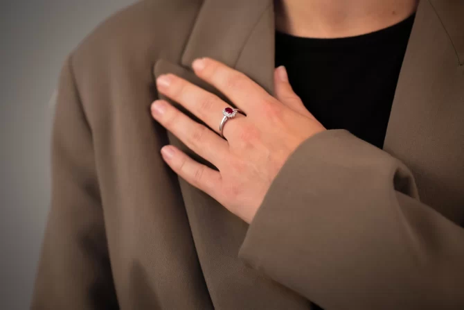 Anello margherita con rubino piccolo foto 1