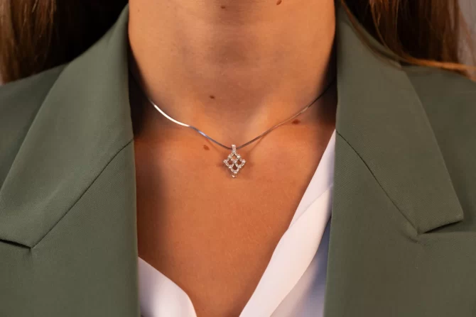 COLLIER CON PENDENTE GEOMETRICO