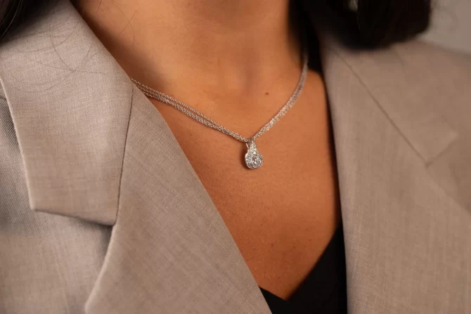 COLLIER A GOCCIA CON DIAMANTE CENTRALE - immagine 2