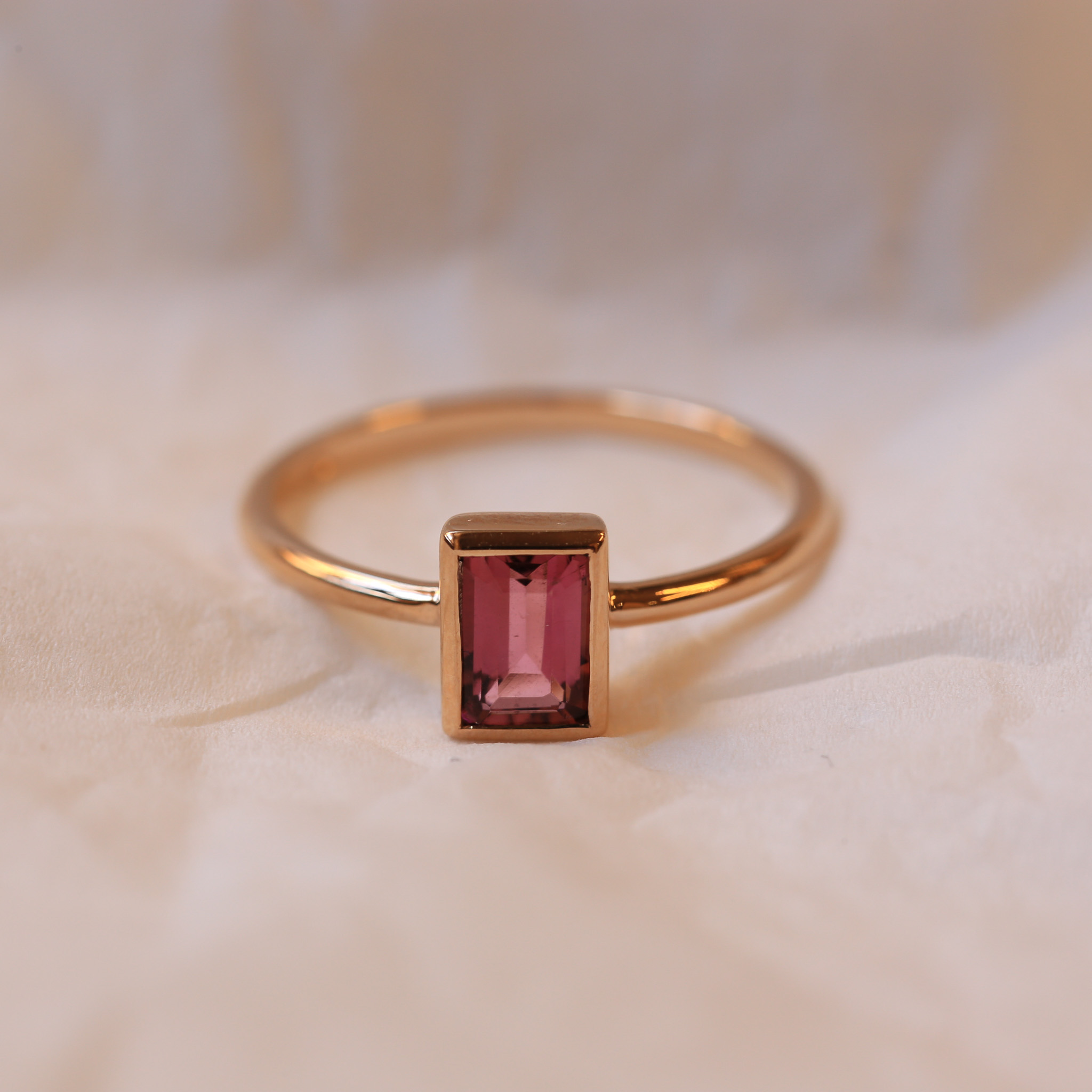 ANELLO IN ORO ROSA CON TORMALINA ANELLO IN ORO ROSA CON TORMALINA