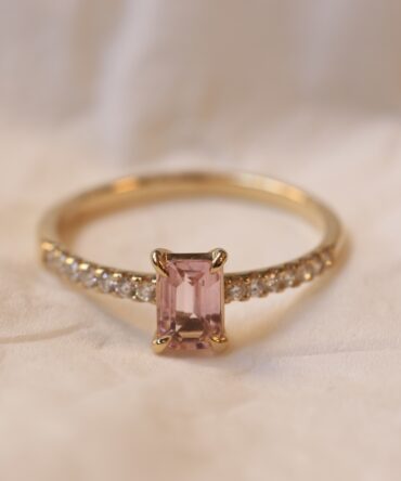 ANELLO CON TORMALINA ROSA E PAVÈ LATERALE
