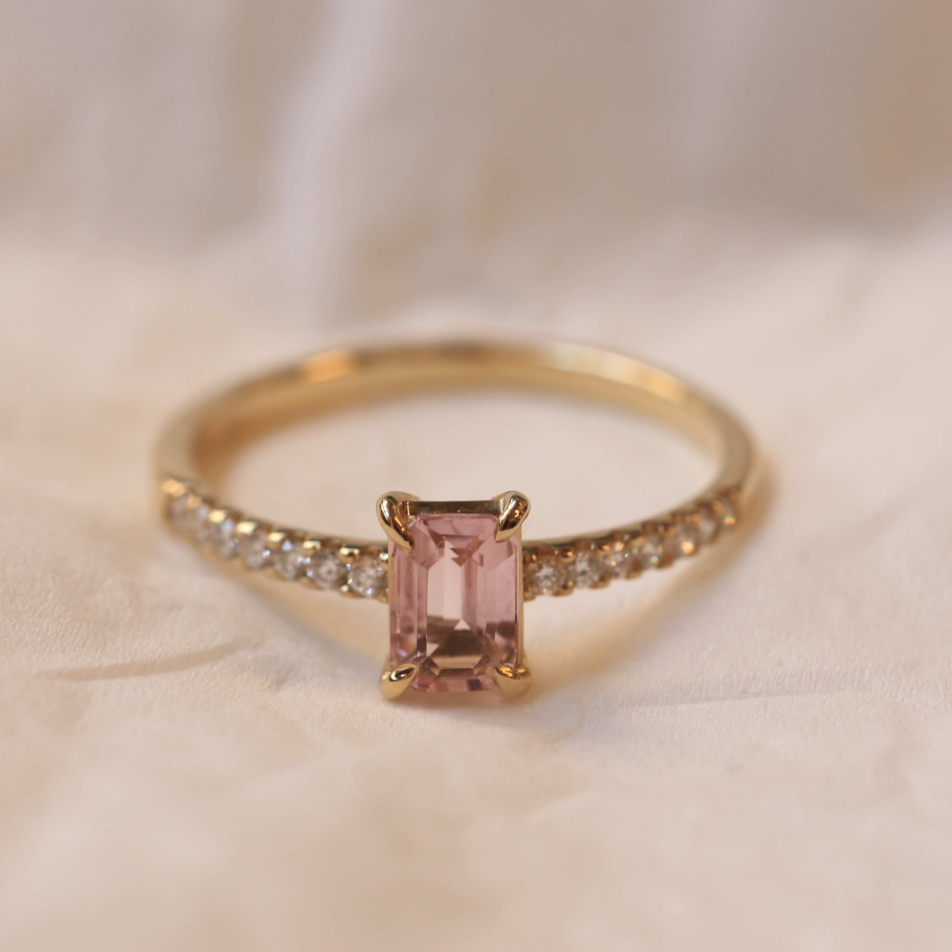 ANELLO CON TORMALINA ROSA E PAVÈ LATERALE ANELLO CON TORMALINA ROSA E PAVÈ LATERALE