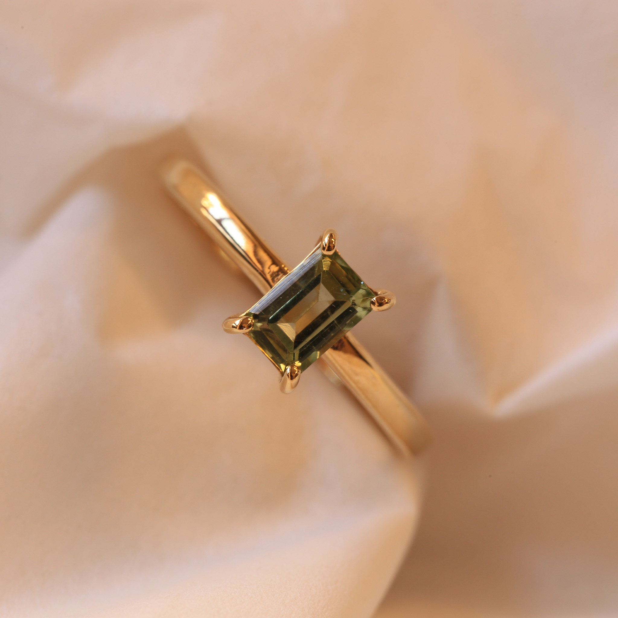 ANELLO IN ORO CON TORMALINA VERDE ANELLO IN ORO CON TORMALINA VERDE